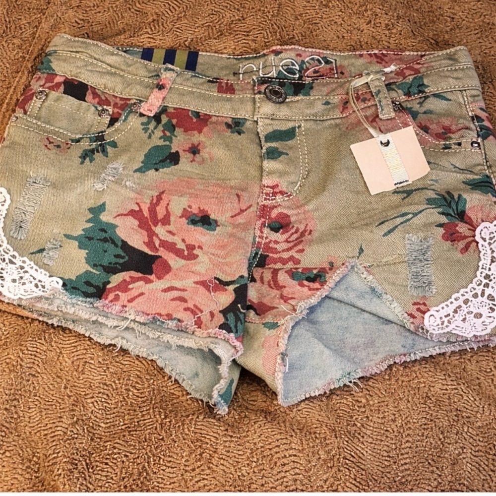 Rue21  new Floral Lace Trim Jean Shorts size 9/10